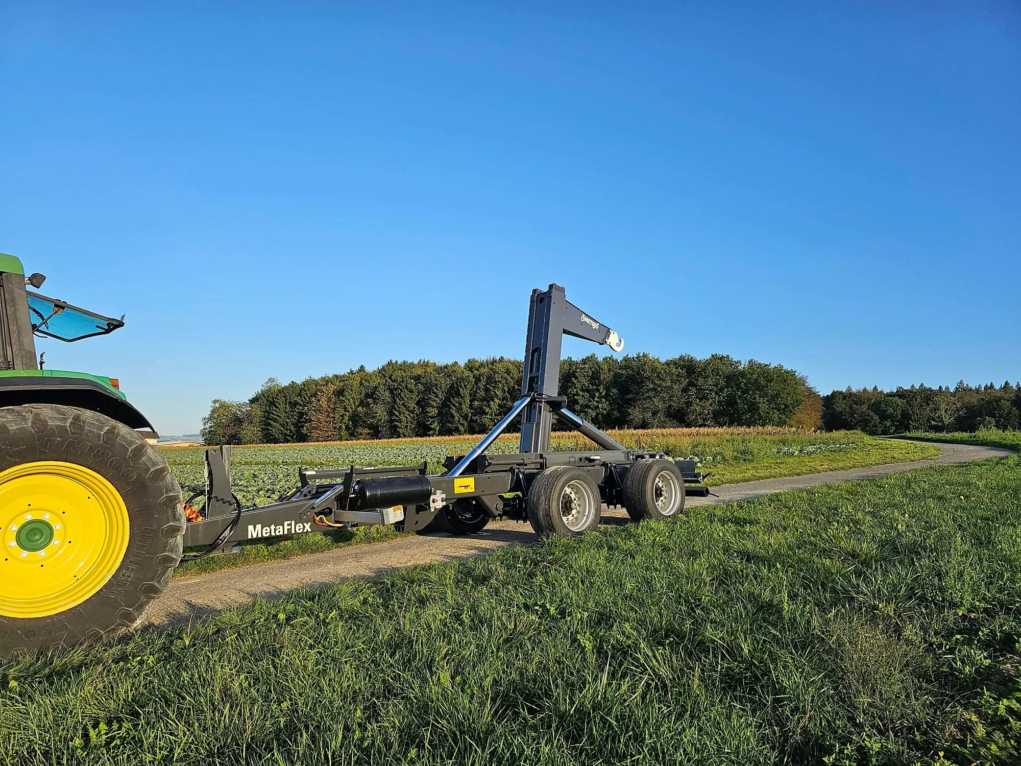Low built hook lift trailer