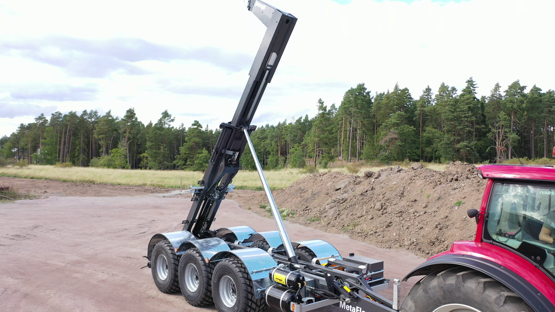 Har du en traktor med liten oljevolym? Så löser du hydraulikbehovet för flakväxlaren