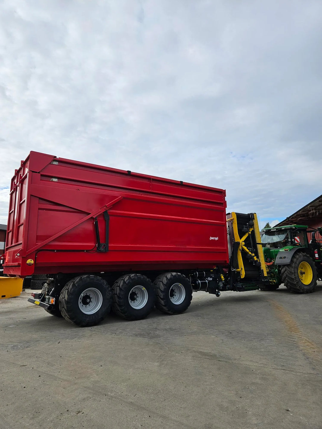 156485 hook lift trailer with precise chopper