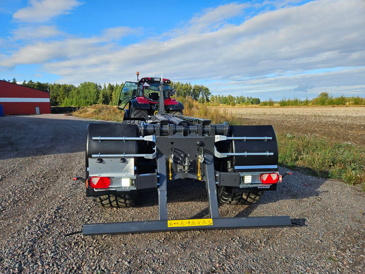 168383  combination of hydraulic functions on a hook lift for fewer outlets to tractor rear safety bar