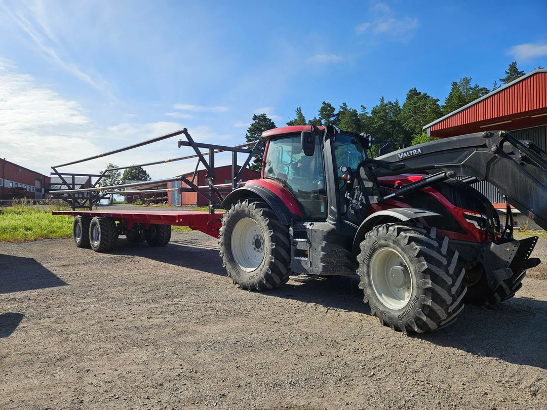 168602 bale trailer 107 M loading area