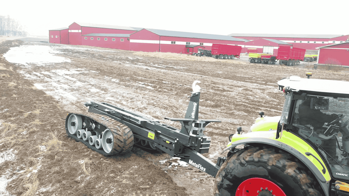 174360 tracked hook lift trailer in wet terrain