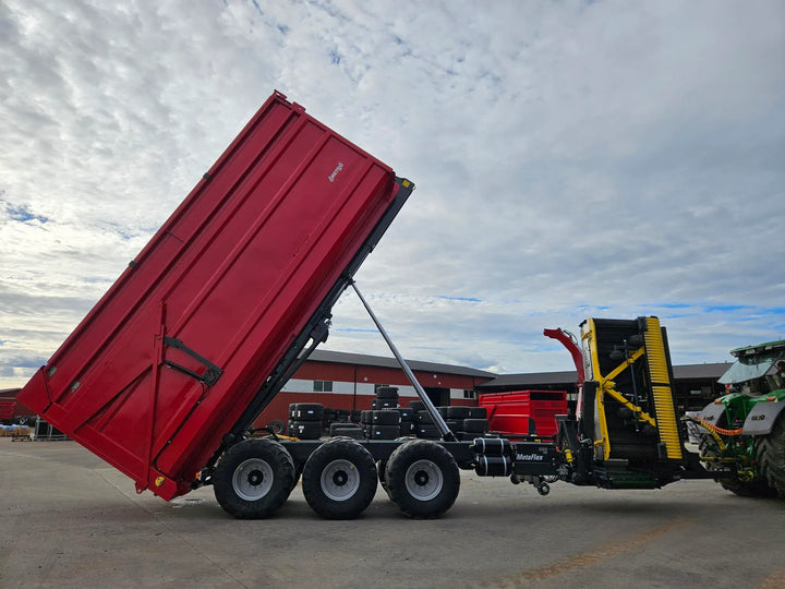 175957 ISOBUS controlled hook lift trailer