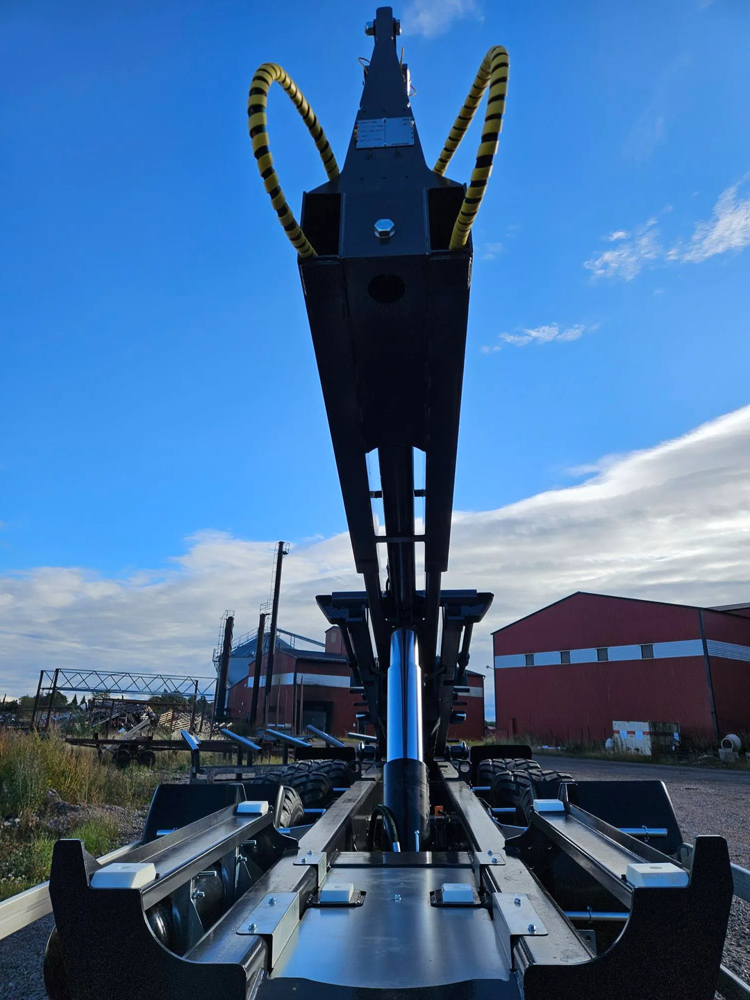 180368 Capsling of hydraulics on a hook lift trailer