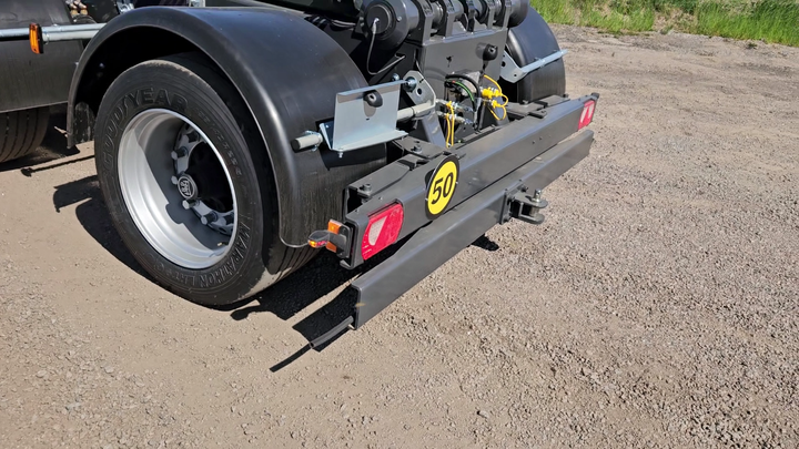 Extendable rear underrun protection for hook lift