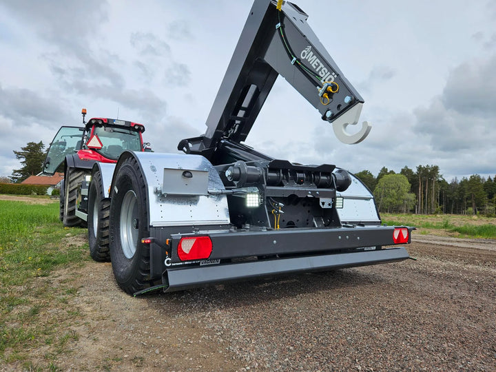 Hakenliftanhänger mit teleskopierbarem Heckunterfahrschutz 137323