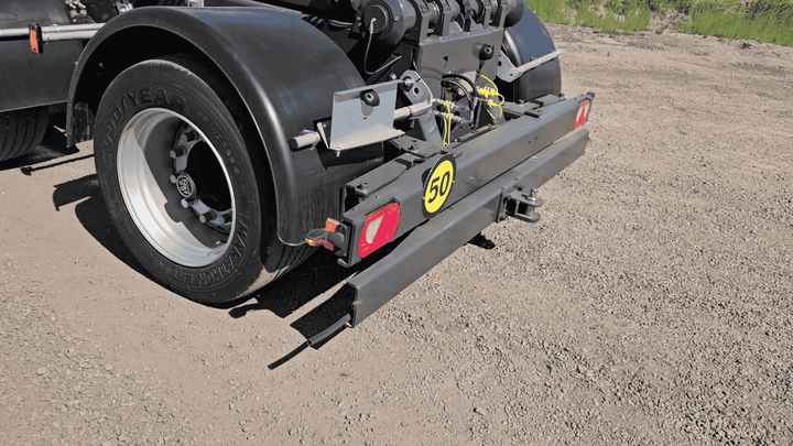 Hook lift trailer with rear hydraulic safety bar and telescopic rear underrun 172481