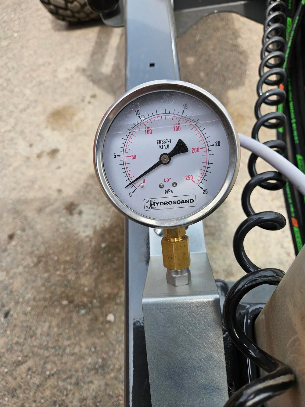 Hook lift with indication of load weight 107122